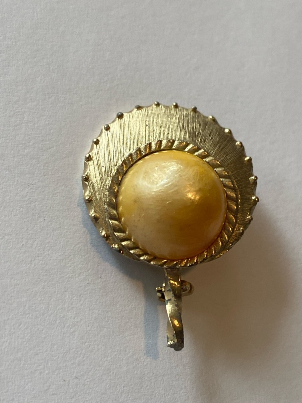 Vintage Gold-Tone brooch with Yellow Cabochon - Women Jewelry